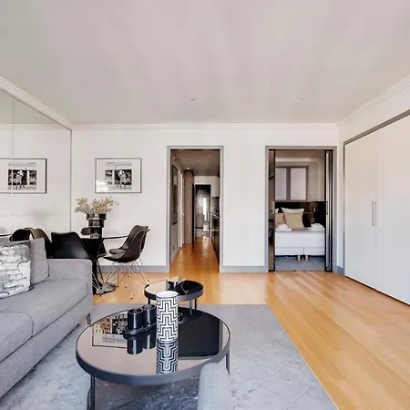 Pick A Flat's In Montaigne - Avenue Montaigne Paris